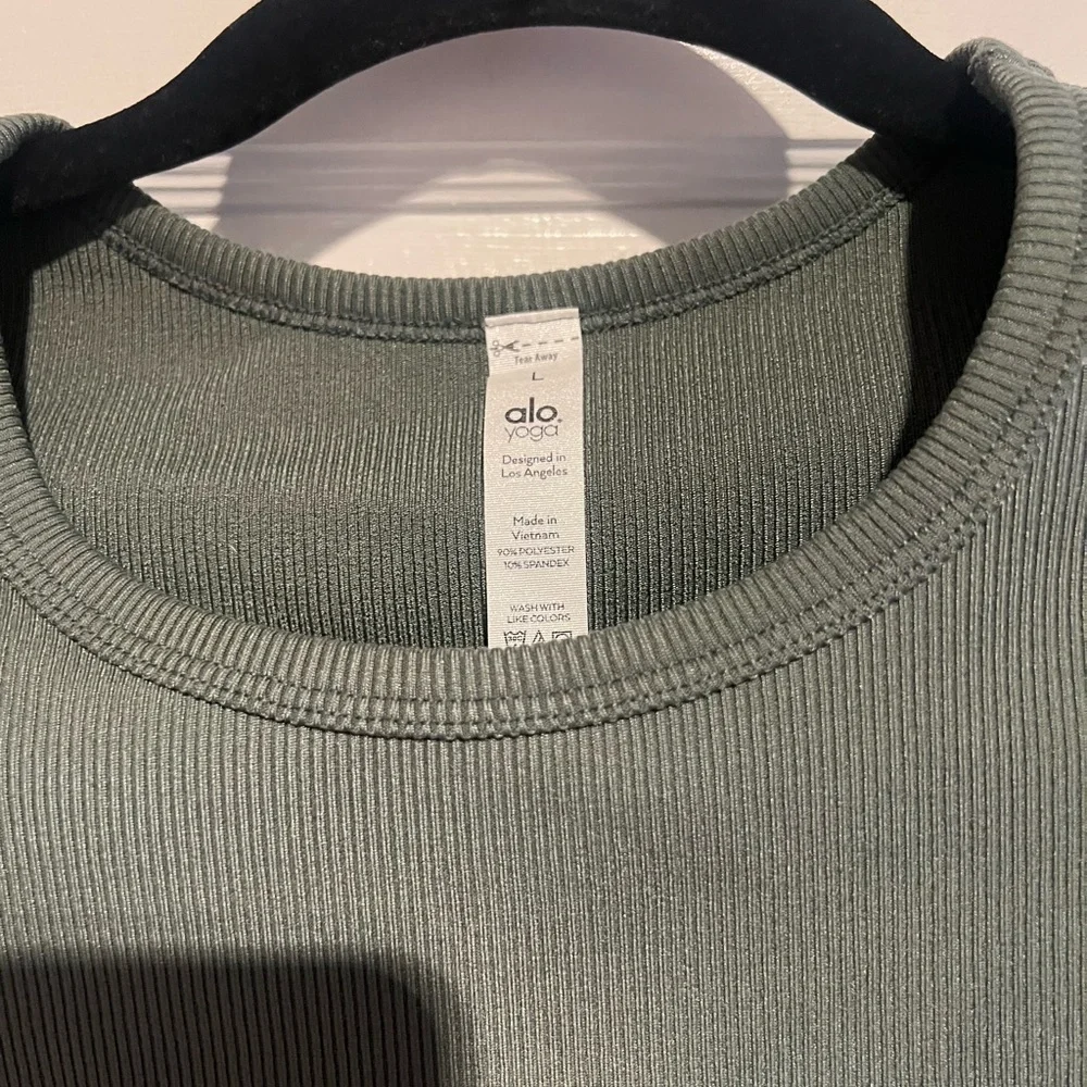 ALO Yoga Women's Short Sleeve Crop Top - Olive Green